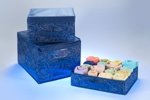 Набор из коробки-органайзера с делениями для хранения одежды и двух коробов усиленными картонными вставками из синего спанбонда, на материал нанесен белый рисунок методом шелкографии.