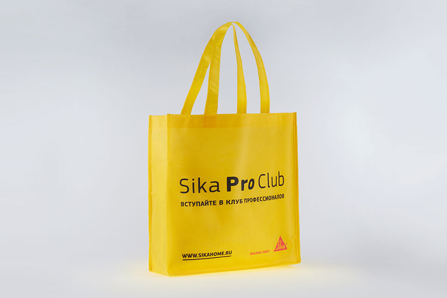 обьемная сумка шоппер из желтого спанбонда, одноцветный логотип черного цвета