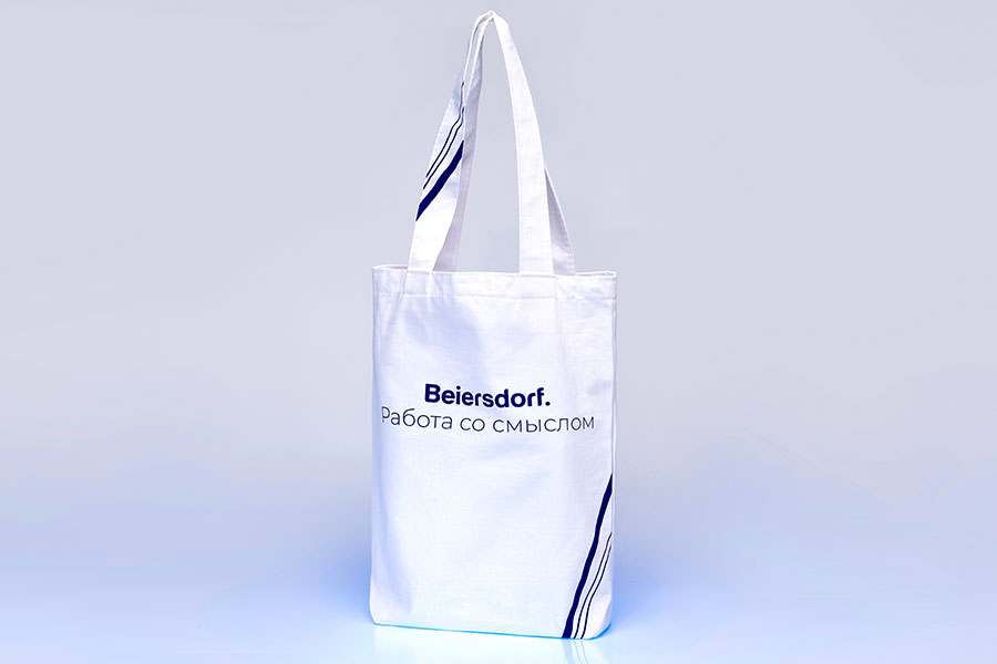 белая рекламная сумка с логотипом синего цвета