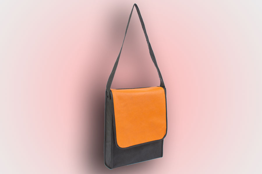 сумка шоппер с длинной ручкой через плечо и клапаном из оранжевого спанбонда, материал - черный спанбонд, 