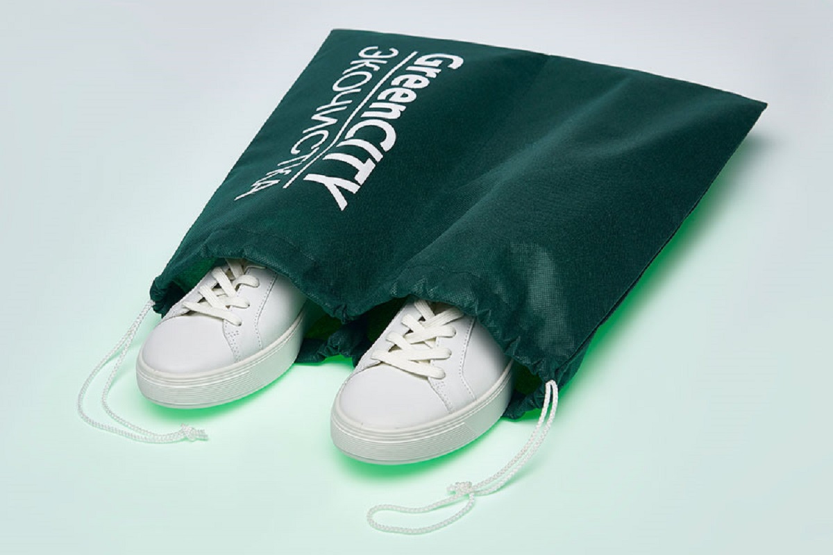 мешок для обуви из зеленого оксфорда с белым шнуром с друх сторон, белый логотип нанесен на оксфорде методом шелкографии