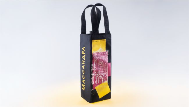 сувенирная упаковка - промо сумка для одной бутылки из черного спанбонда и двумя логотипами шелкографией
