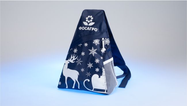 сувенирный подарок - рюкзак из синего оксфорда с одной центральной лямкой, новогодний принт шелкографией белого цвета