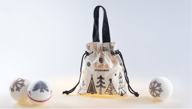 сувенир - брендированный мешок для подарков с новогодним принтом, из белой саржи, с одной ручкой и двумя шнурами черного цвета