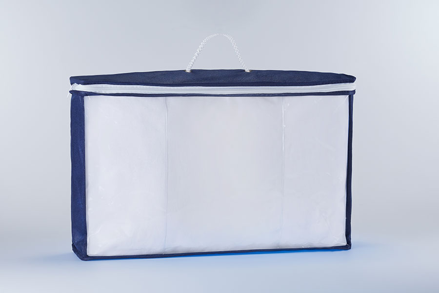 чемодан для одеял и подушек из синего спанбанда, передняя стенка из ПВХ/ПВД, одна ручка - белый шнур